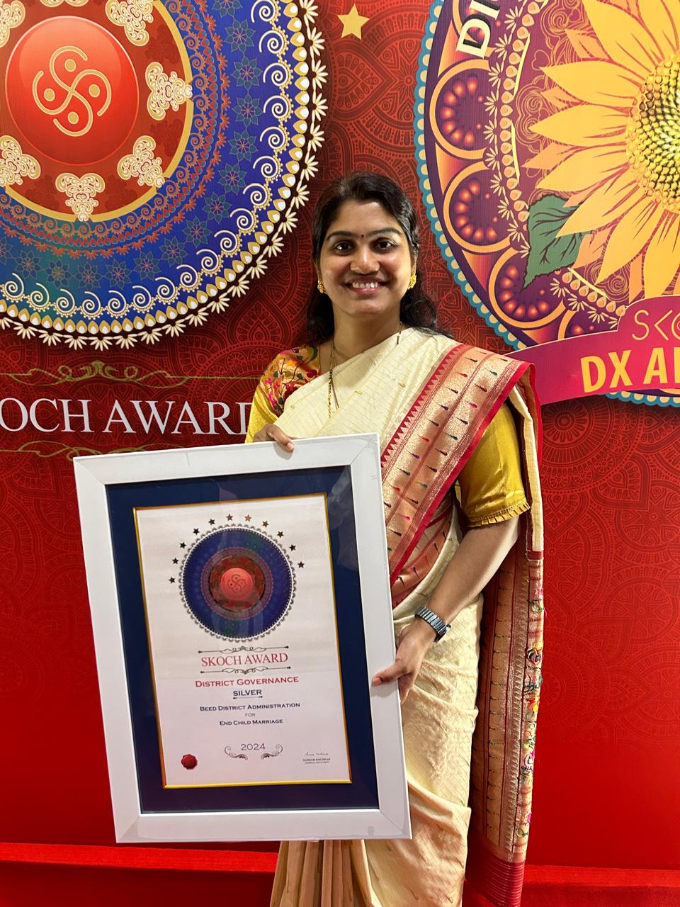 बीड जिल्हयाला बाल विवाह निर्मुलनासाठी प्रतिष्ठित ‘स्कॉच’ चा पुरस्कार प्रदान              तत्कालीन जिल्हाधिकारी दिपा मुधोळ मुंडे यांनी स्वीकारला पुरस्कार