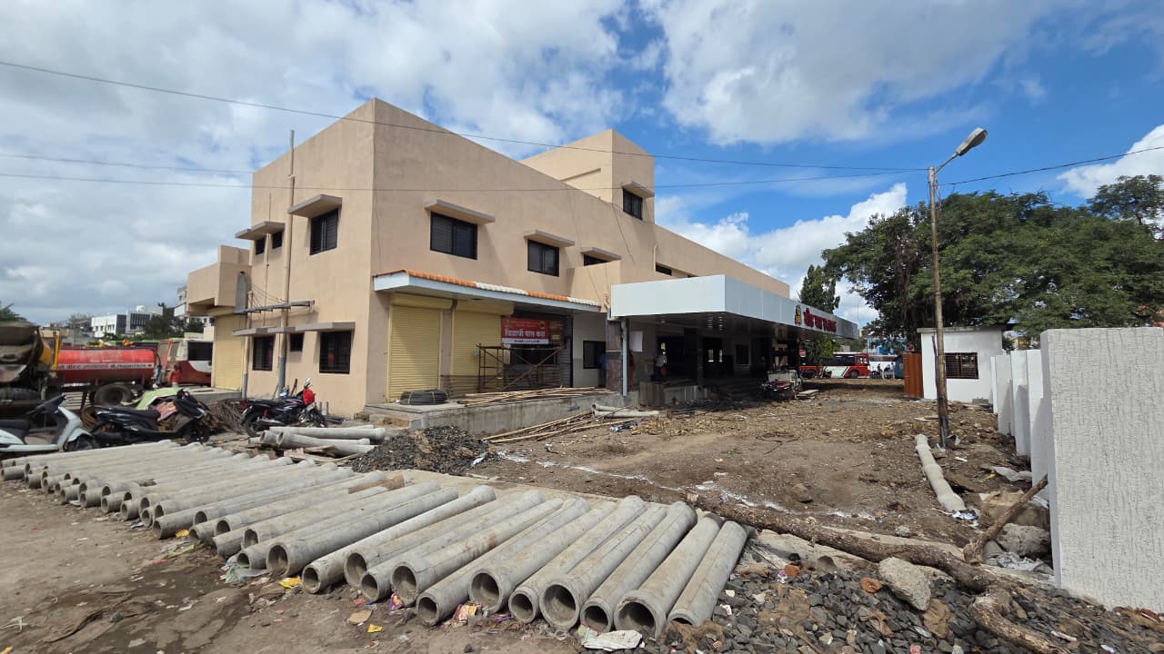 १३ कोटी खर्चून बांधलेल्या नवीन बसस्थानकाला उद्घाटनाआधीच गळती